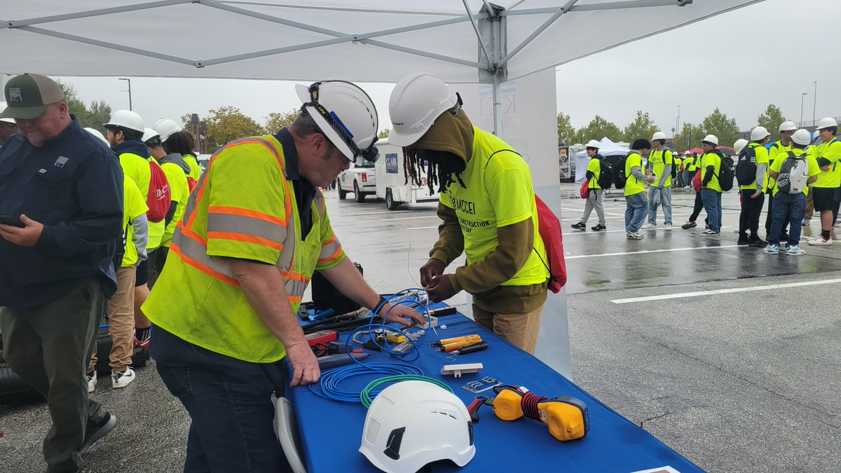 Our Communications Infrastructure team was thrilled to participate in Construction Career Day! This event offered high school students the opportunity to explore construction and transportation careers through hands-on exhibits.