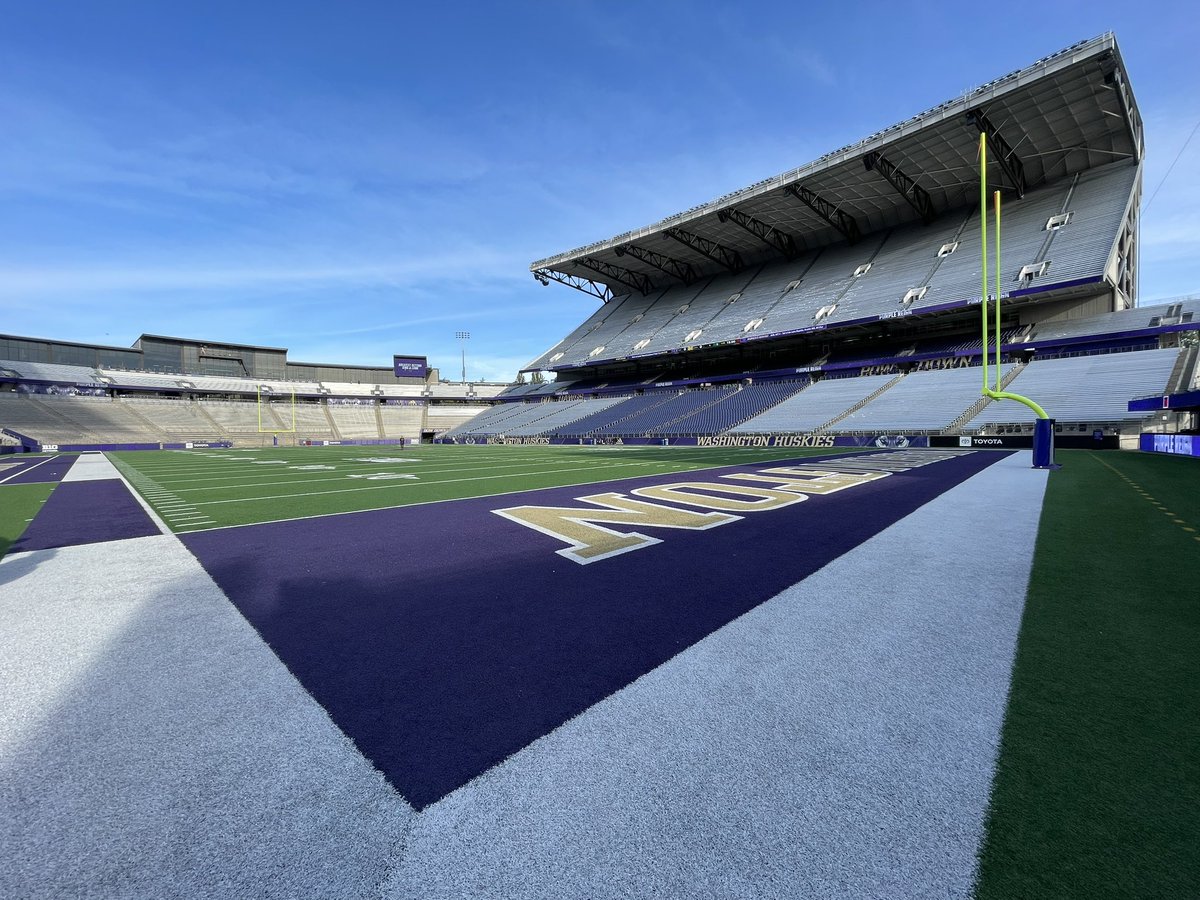 Washington’s Husky Stadium is beautifully placed next to a lake. 

#CollegeFootball 
#SportsGraphics