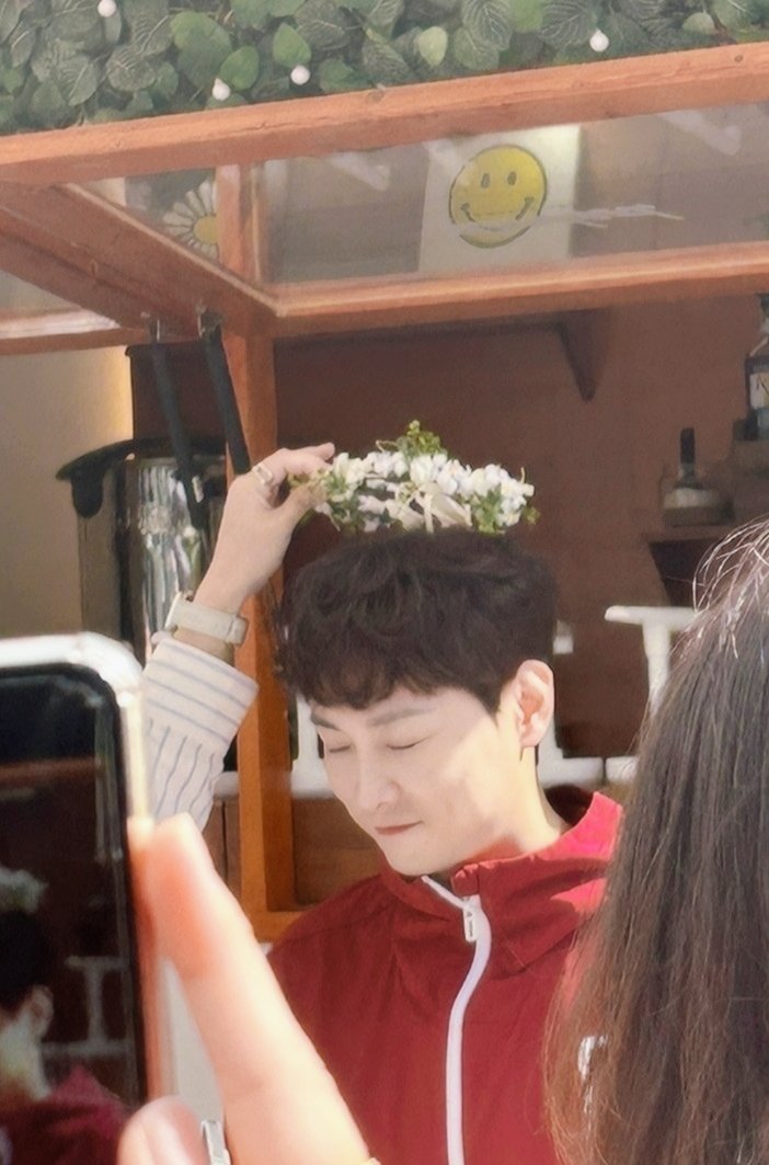2003_siddl's tweet photo. 화관만질때 눈감는거 고영이 같고 커여움 https://t.co/sLrTBmClN9