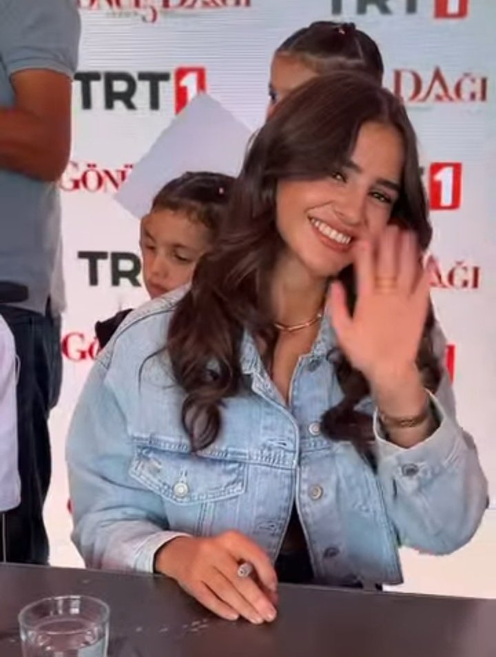nnotgulumse's tweet photo. hazal ve nazlı 💌💌 #haznaz https://t.co/f9a2GEdBE8