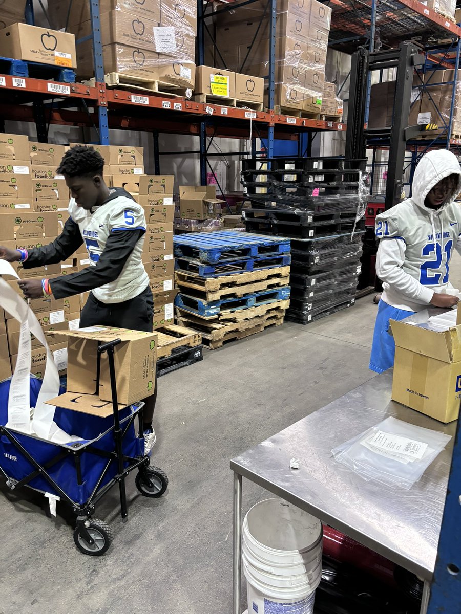 Shout out to the WHS Football Team for going to the Food Bank today and working with Class and Character. Our guys are amazing. Just doing a little Community Outreach
#CLASS&amp;CHARACTER