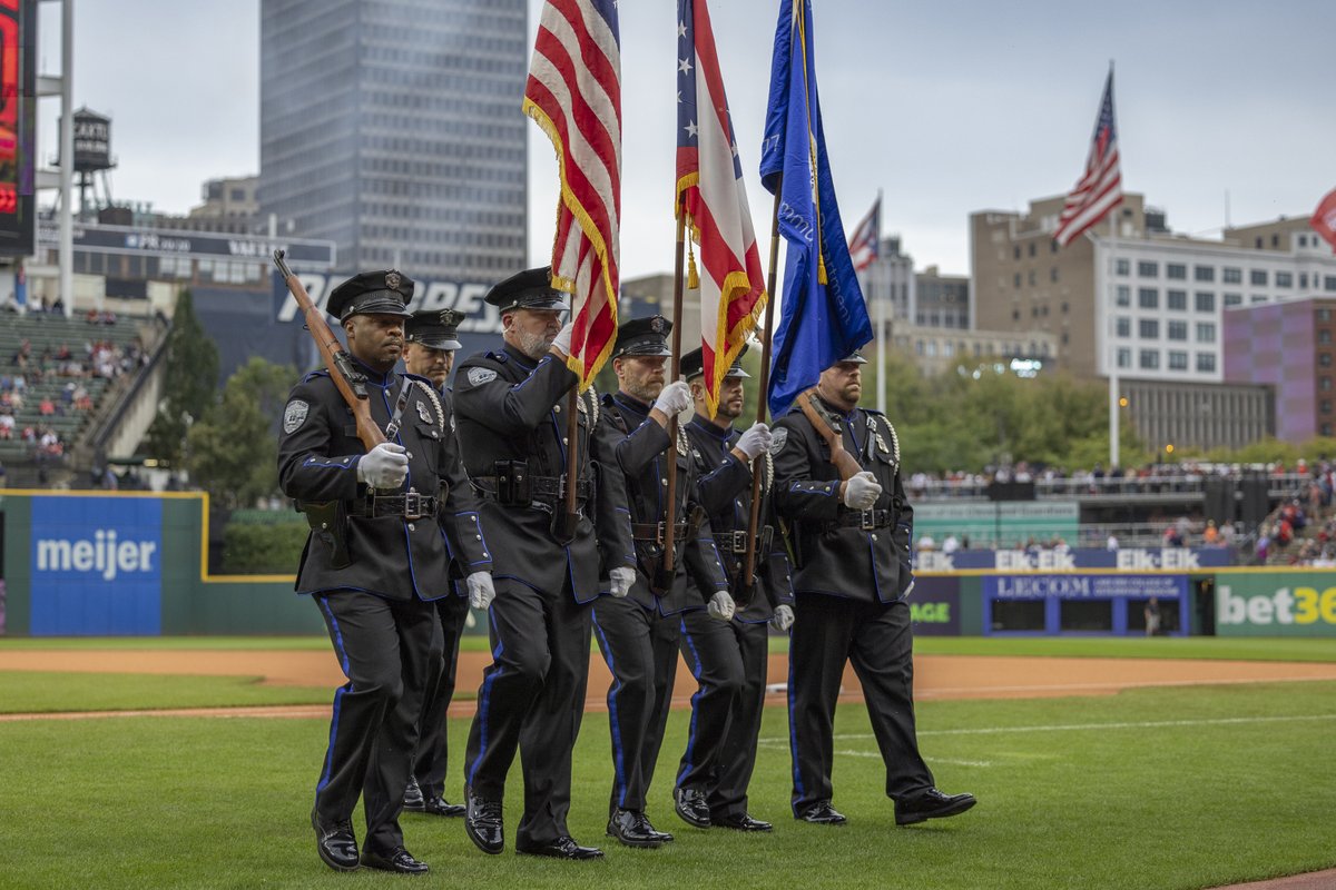 GCRTA's tweet photo. 🚔🎉 Proud Moment! The GCRTA Transit Police Honor Guard presented the colors at the Cleveland Guardians game on September 28th! 

⚾ A great honor to serve our community on and off the field. Thanks to the @CleGuardians for the opportunity! 🙌

#GCRTA #TransitPolice #HonorGuard https://t.co/2XmbGsDwvD