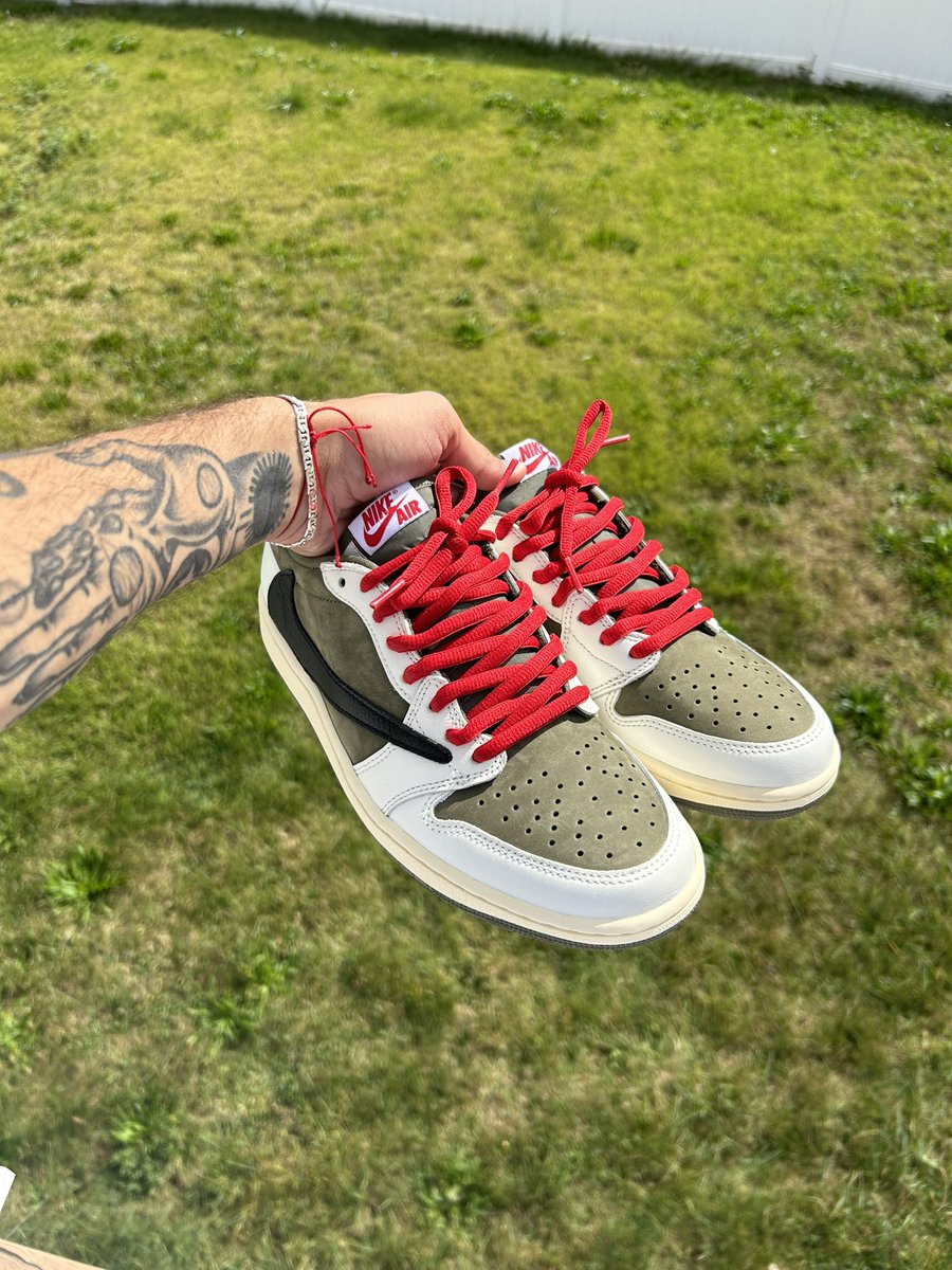 Maxdubb17's tweet photo. Shout out to to @SOLELINKS and @KicksFinder for keeping us informed 

Best laceswap in my opinion https://t.co/xrQPtldYJF