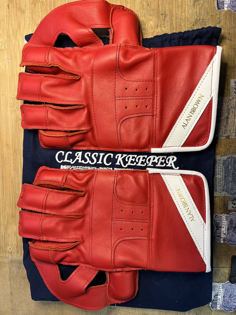 So nit made any Red for a while then like a London bus two come along at once!🤣Alan very much required “Knotty”replicas inc White welts /name flash &amp; pimpled rubber <a href="/KeeperCourt/">Wicket Keepers Court.</a> <a href="/WK_Union/">Wicketkeeper's Union</a>
