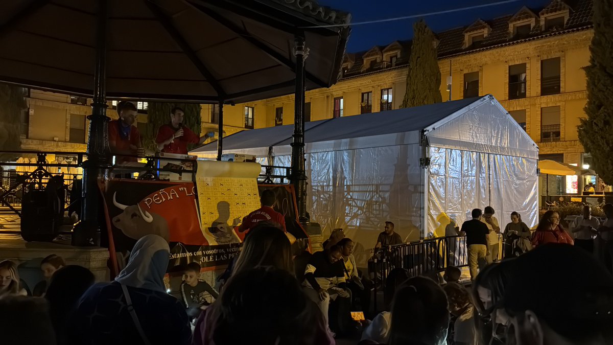 angelalvarez's tweet photo. Disfrutando del bingo loco en la plaza de España con los @BolingasLRZ 

¡Seguimos de fiestas en #LasRozas! https://t.co/thTg7406hg