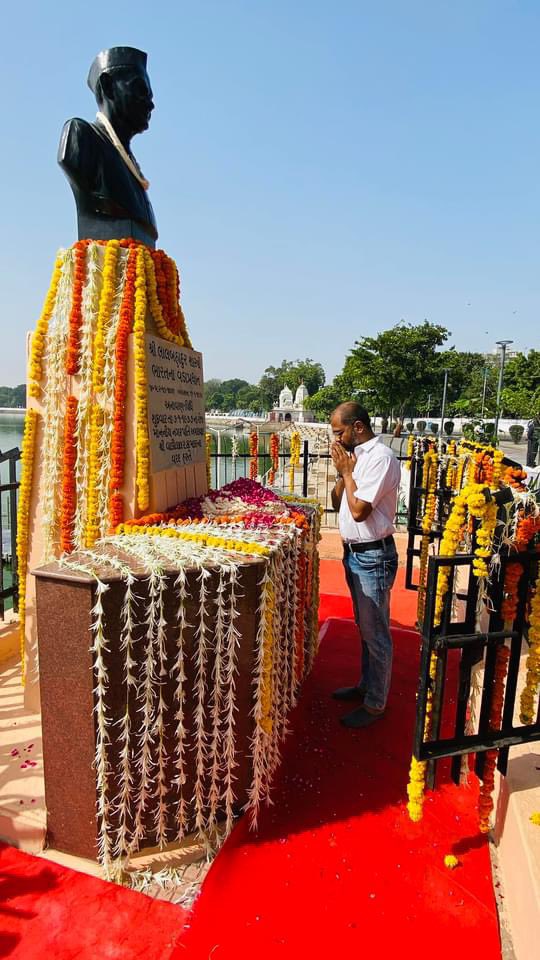 OzaParth4's tweet photo. “देश के प्रति निष्‍ठा सभी निष्‍ठाओं से पहले आती है और यह पूर्ण निष्‍ठा है क्‍योंकि इसमें कोई प्रतीक्षा नहीं कर सकता कि बदले में उसे क्‍या मिलता है।” #શહિદ #લાલબહાદુરશાસ્ત્રી જી ને જન્મ દિવસ ની શુભેચ્છાઓ🇮🇳 #અમરરહો  #દેશપહેલા#🇮🇳 https://t.co/TQcjyjcFIa