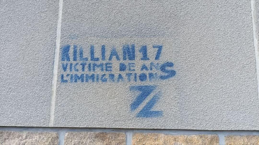 [INFO] « Kilian, 17 ans, victime de l’immigration » : des inscriptions pour rendre hommage à Kilian, adolescent poignardé à mort par un ressortissant Algérien, ont été retrouvées à Granville, dans la Manche. <a href="/Frontieresmedia/">Frontières</a>