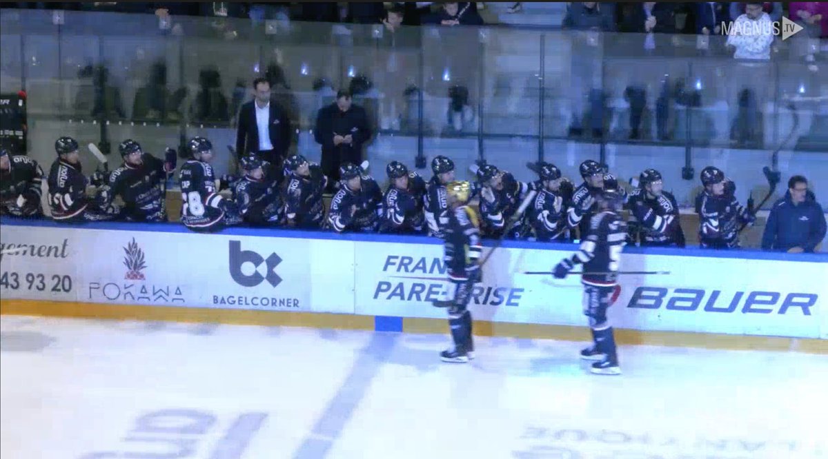 LigueMagnus's tweet photo. Le leader angevin mènent déjà face à Gap après 68 secondes de jeu ! Jonathan Charbonneau trouve la faille après une une-deux avec Mathew Wilkins 👏
#SLMHockey #ANGGAP https://t.co/ulsUMEwQ6y