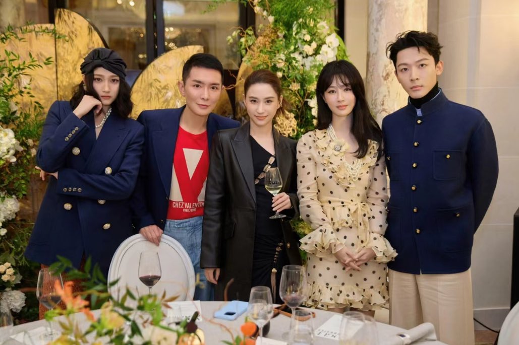 zimiyangzi's tweet photo. 📸 241001 Laurinda Ho (何超莲) shares group photo including #YangZi from 'VOGUE Celebrates @MaisonValentino’ event in Paris  

#YangZixValentino 
#YangZixValentinoPFW2024 https://t.co/DdXQEn4Fif
