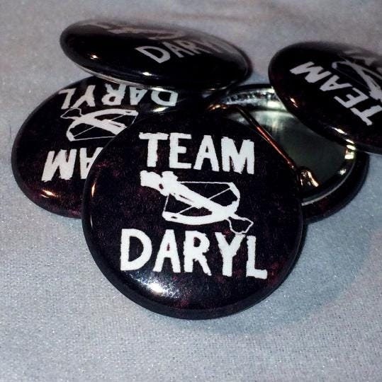 pinbackerz's tweet image. 🔫🐾 TEAM DARYL Button Pin! Show your Walking Dead pride with this 1-inch pinback, perfect for fans and collectors! 💀🎯 A must-have for any Daryl Dixon fan!

👉 shorturl.at/iJwGp

FOLLOW ➡️ @pinbackerz for more collectibles!

#TeamDaryl #WalkingDeadPin #PinbackButton