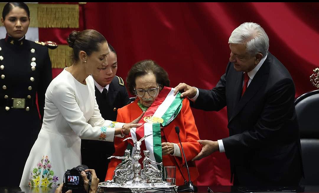 GLEZARIN's tweet photo. DIA HISTÓRICO, EL PRESIDENTE @lopezobrador_  ENTREGA LA BANDA PRESIDENCIAL A SU SUCESORA @Claudiashein , LA 4T SIGUE... https://t.co/cDhn688gi4