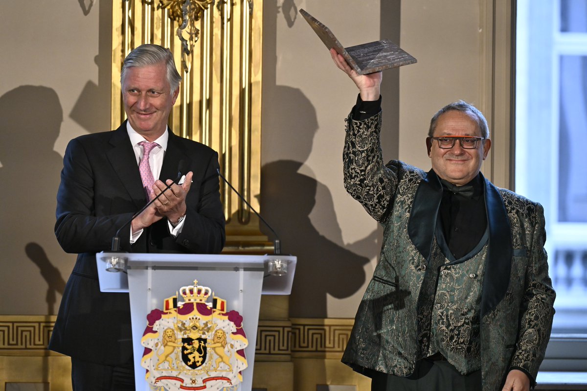 MonarchieBe's tweet photo. 👏  Le Roi remet le Prix des Lettres néerlandaises à l'écrivain belge Tom Lanoye lors d’une cérémonie au Palais royal de Bruxelles. 
Lisez ici l’hommage du Roi au lauréat : https://t.co/XWKOHJ8V2o https://t.co/ujPyN5tQLW