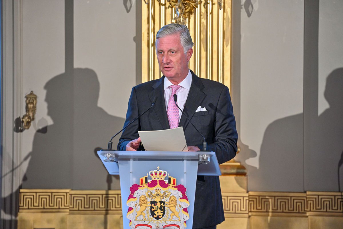 MonarchieBe's tweet photo. 👏  Le Roi remet le Prix des Lettres néerlandaises à l'écrivain belge Tom Lanoye lors d’une cérémonie au Palais royal de Bruxelles. 
Lisez ici l’hommage du Roi au lauréat : https://t.co/XWKOHJ8V2o https://t.co/ujPyN5tQLW