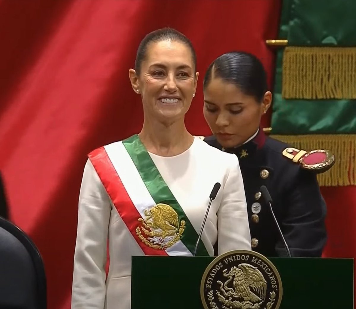V3SHKA's tweet photo. Que emocionante  ver por primara vez en la historia de nuestro país a una mujer recibir la banda presidencial, hoy miles de niñas y mujeres somos parte de esta historia, Presidenta Constitucional de los Estados Unidos Mexicanos Dra. Claudia Sheinbaum @Claudiashein https://t.co/NBLdYZ3meN