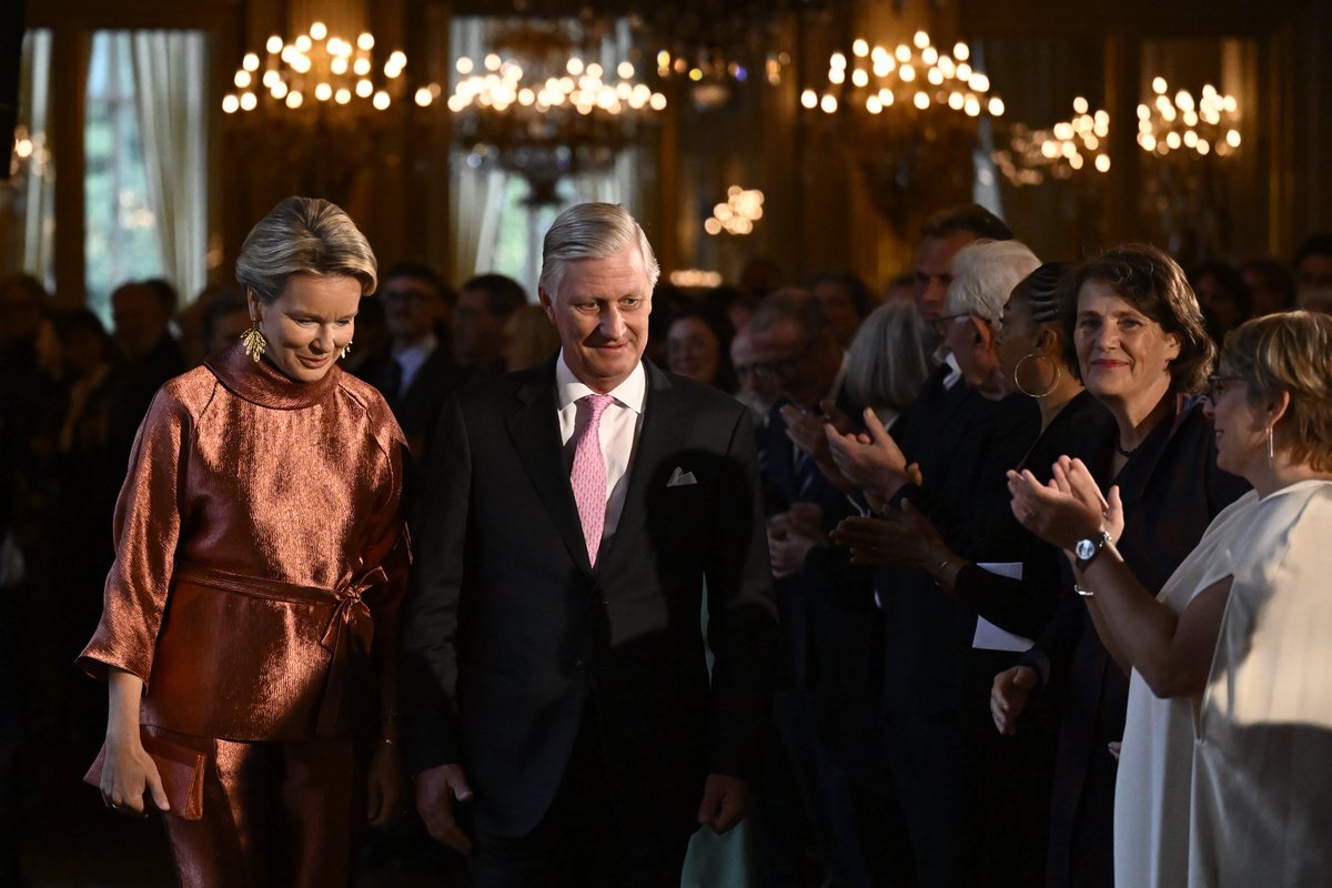 👏  Le Roi remet le Prix des Lettres néerlandaises à l'écrivain belge Tom Lanoye lors d’une cérémonie au Palais royal de Bruxelles. 
Lisez ici l’hommage du Roi au lauréat : bit.ly/4enJUdr