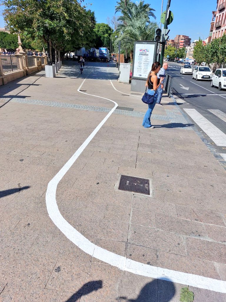 jjizquierdo2012's tweet photo. Hay que ser ... 
Para poner un carril bici atravesando baldosas talladas para guiar a personas invidentes 😱😡🤯

#MurciaCapital #MurciaMovilidadSaludable https://t.co/L78mNEQuVt