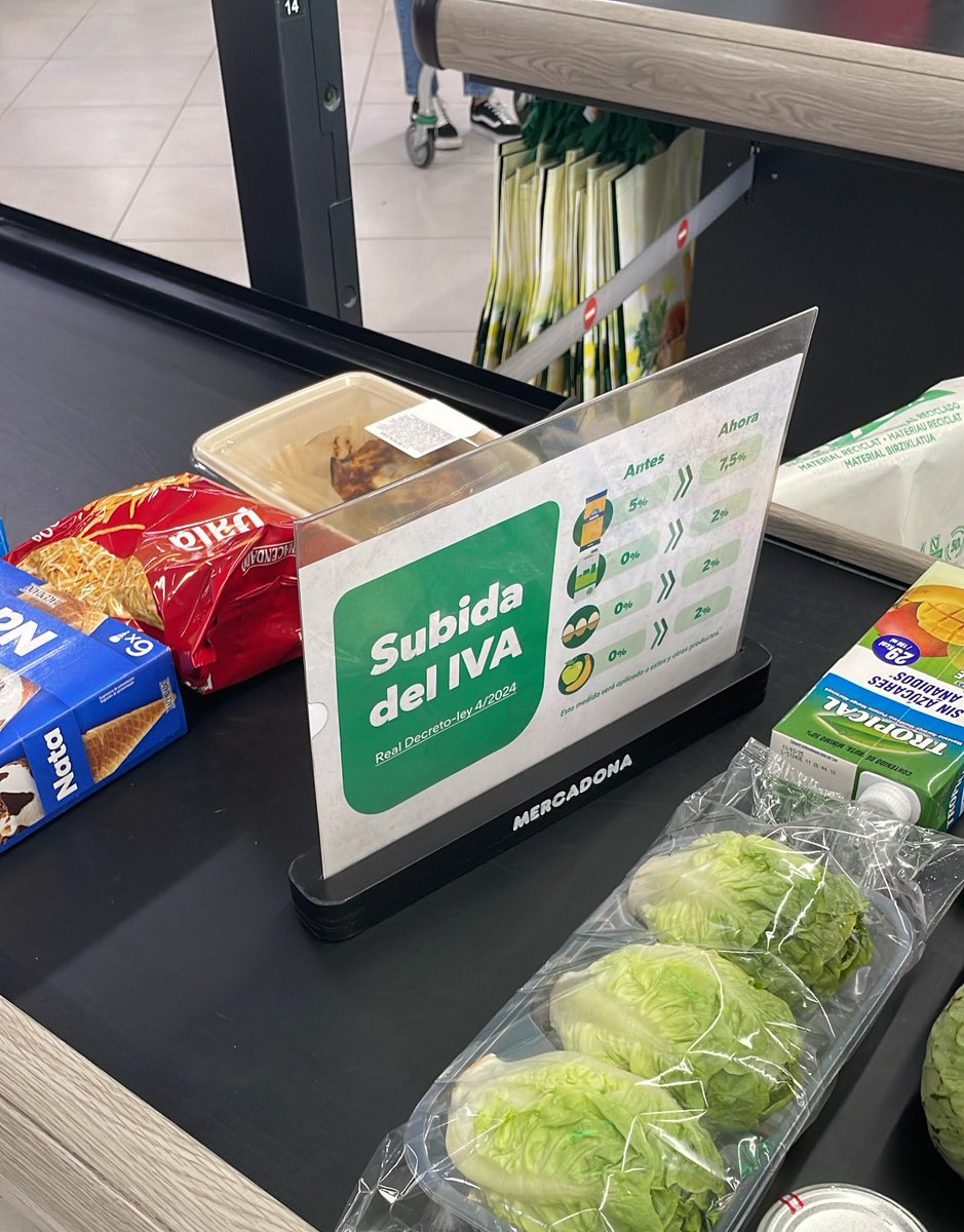 wallanderviking's tweet photo. Juan Roig ha puesto unos carteles contra la subida del IVA porque cuando bajó se quedó la diferencia con un aumento de beneficios del 23%, y ganando un 40% más en 2023. El Señor Burns a su lado es un  filántropo, y Don Cangrejo un benefactor, bienhechor, generoso y altruista https://t.co/jONqe4GlQv