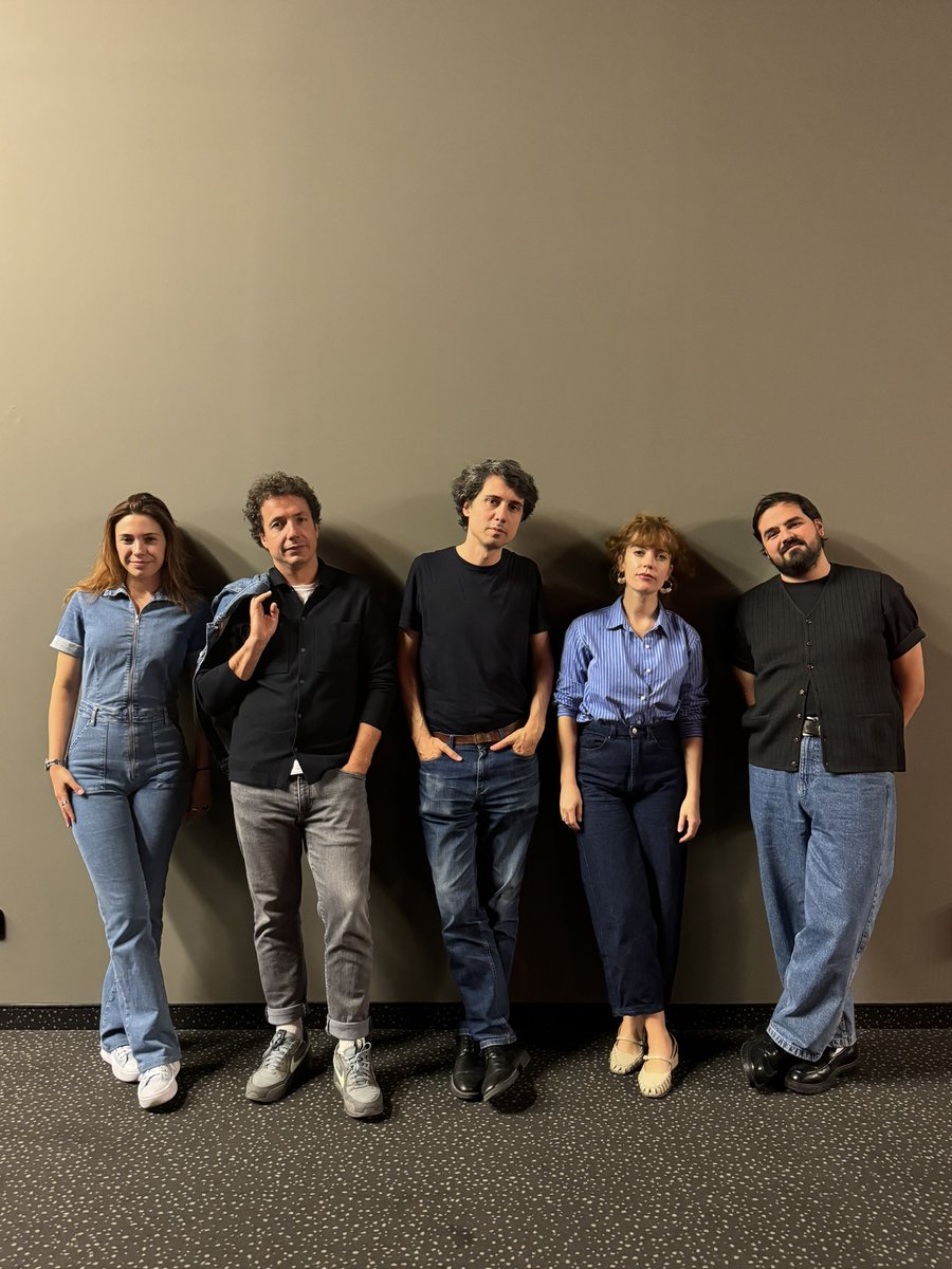 ECAM_'s tweet photo. #MartesECAM | Proyección de 'Volveréis' 🎞
Esta tarde hemos celebrado un #MartesECAM de lujo con la presencia de parte del equipo de la película: Jonás Trueba (profesor), Itsaso Arana, Vito Sanz; y los alumni Pablo Rivas Leyva y Ángeles L. Guerrero.
¡Muy 🔝! https://t.co/vc3dQJnoLK