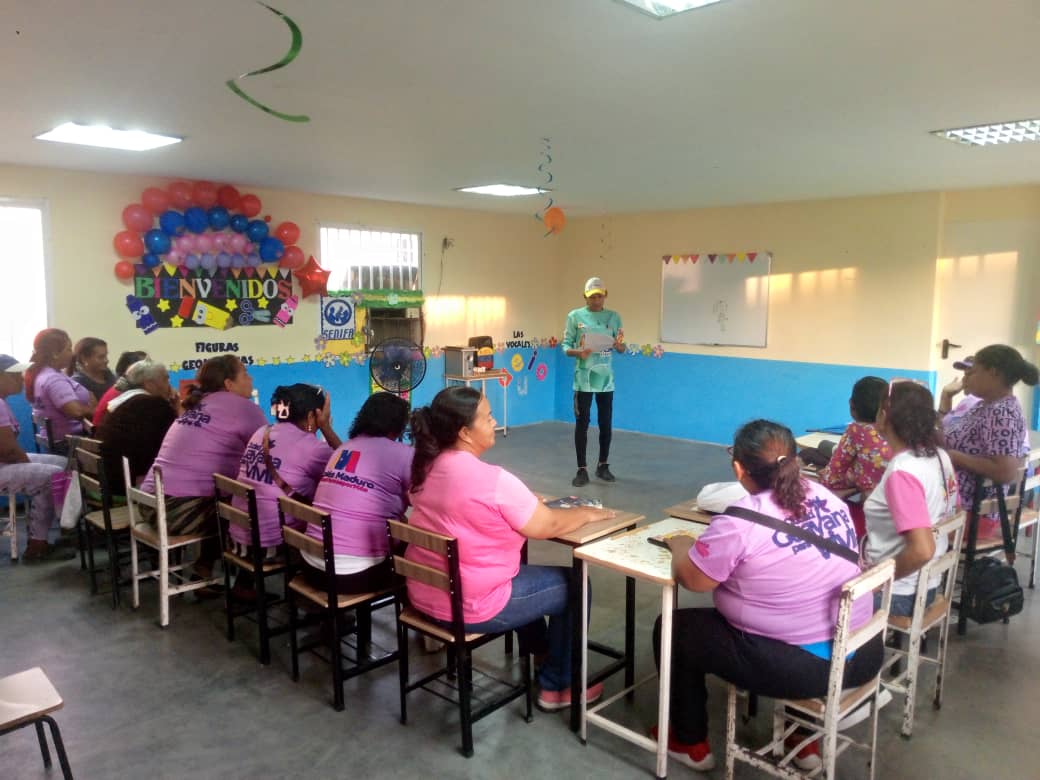 oritsy74's tweet photo. Iniciamos el recorrido por las parroquias del municipio, en esta ocasión con la parroquia 11 de Abril, para dar a conocer las decisiones del pueblo para las transformaciones del país.

#PuebloSonrienteYEnPaz

@NicolasMaduro @OviedoPSUV https://t.co/E5KFkFQodF
