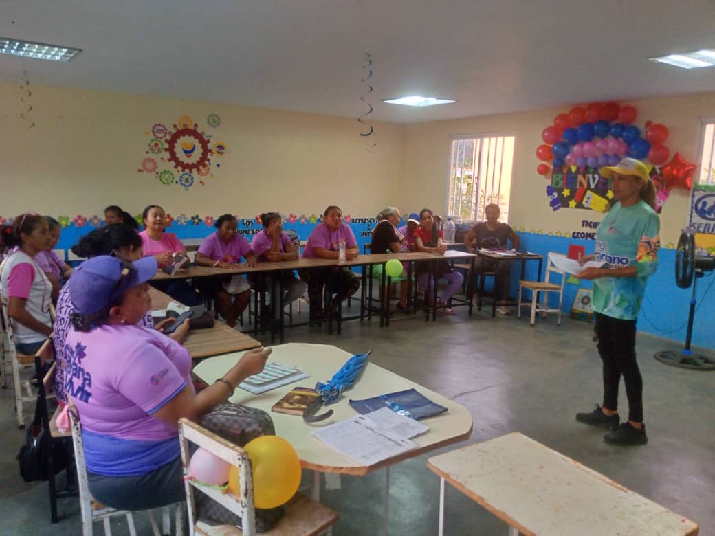 oritsy74's tweet photo. Iniciamos el recorrido por las parroquias del municipio, en esta ocasión con la parroquia 11 de Abril, para dar a conocer las decisiones del pueblo para las transformaciones del país.

#PuebloSonrienteYEnPaz

@NicolasMaduro @OviedoPSUV https://t.co/E5KFkFQodF