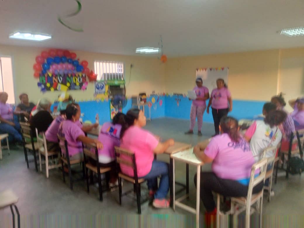 oritsy74's tweet photo. Iniciamos el recorrido por las parroquias del municipio, en esta ocasión con la parroquia 11 de Abril, para dar a conocer las decisiones del pueblo para las transformaciones del país.

#PuebloSonrienteYEnPaz

@NicolasMaduro @OviedoPSUV https://t.co/E5KFkFQodF