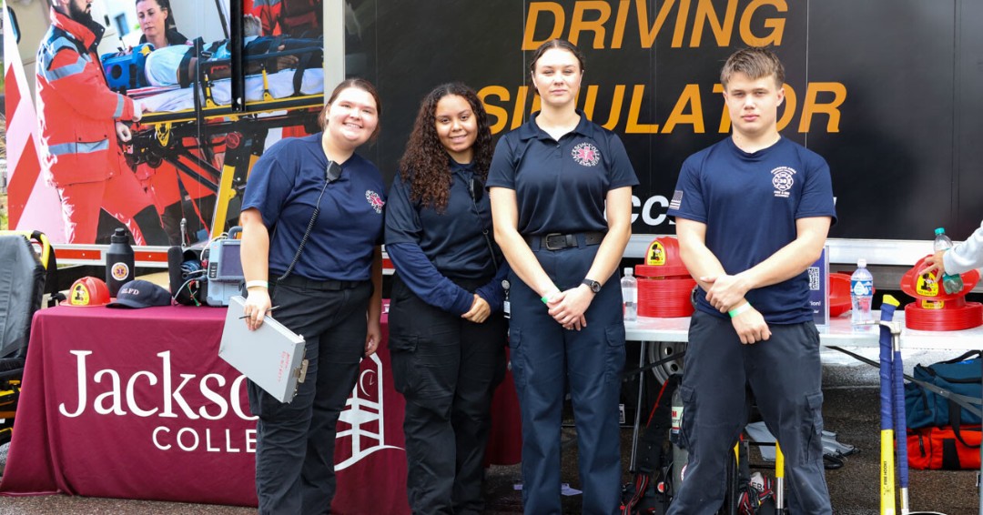 JacksonCollege's tweet photo. ๐๐ Have you spotted Jackson College's emergency services simulation trailer at any downtown Jackson events this year? ๐จ JC students have been on-site sharing their experiences. Letโs hear it for these students, sharing with the community! #JacksonCollege #JetsSkyView https://t.co/NMXRWvkjLv