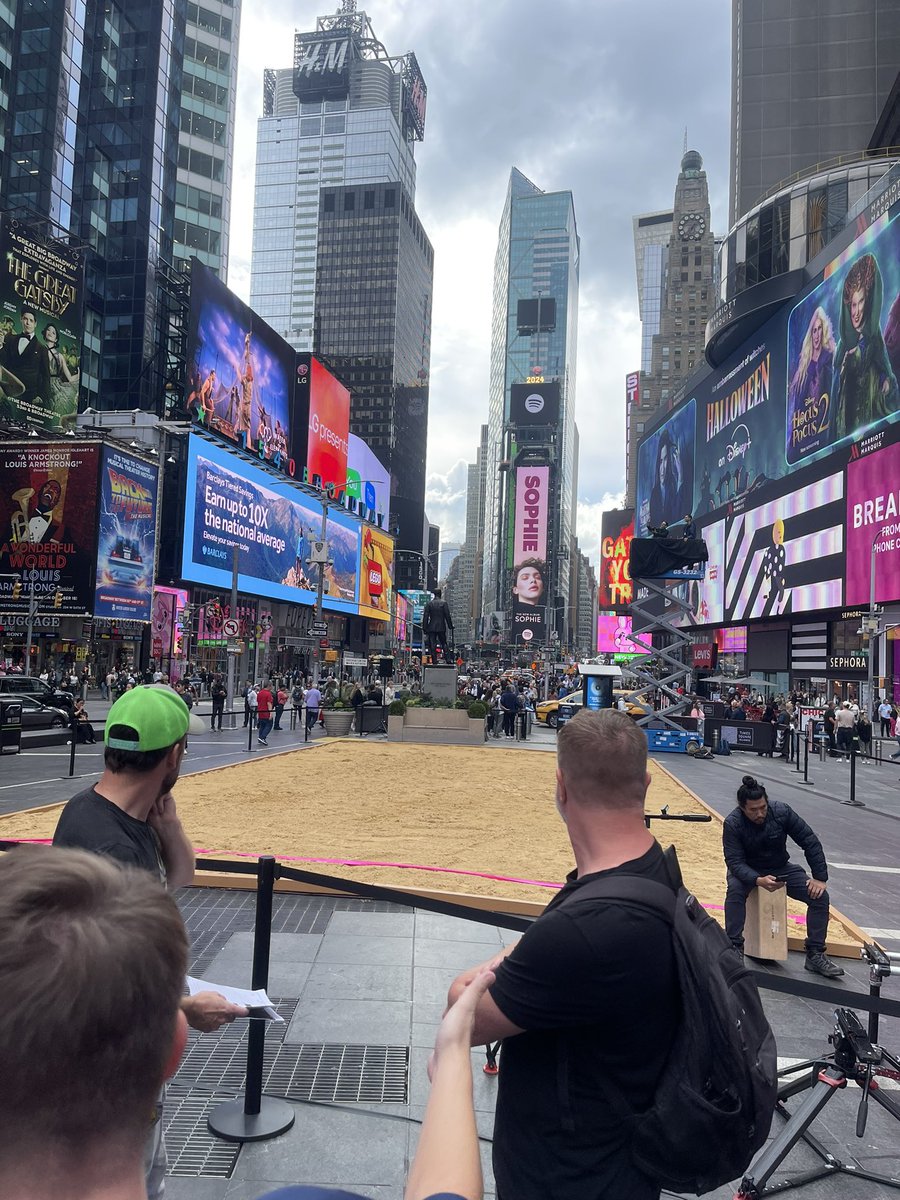 ALLIN1PRO's tweet photo. Scout in #TimesSquare! #getinandgetout https://t.co/MqJaCIK0Dt