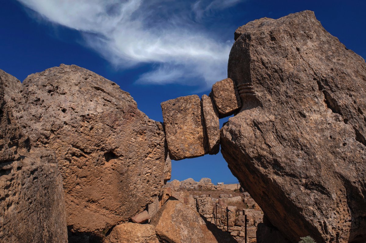 TerenceKerr5's tweet photo. #TempleTuesday #AncientGreek #Selinus #Sicily

Chunks of Ancient Greek masonry trapped between unfinished column drum and Doric capital part-cut from solid rock. Ruins of temple founded 530 BC on site of ancient city and port of Selinus or Selinous at Selinunte, Sicily:

https://t.co/5Jz23s7Qcy
