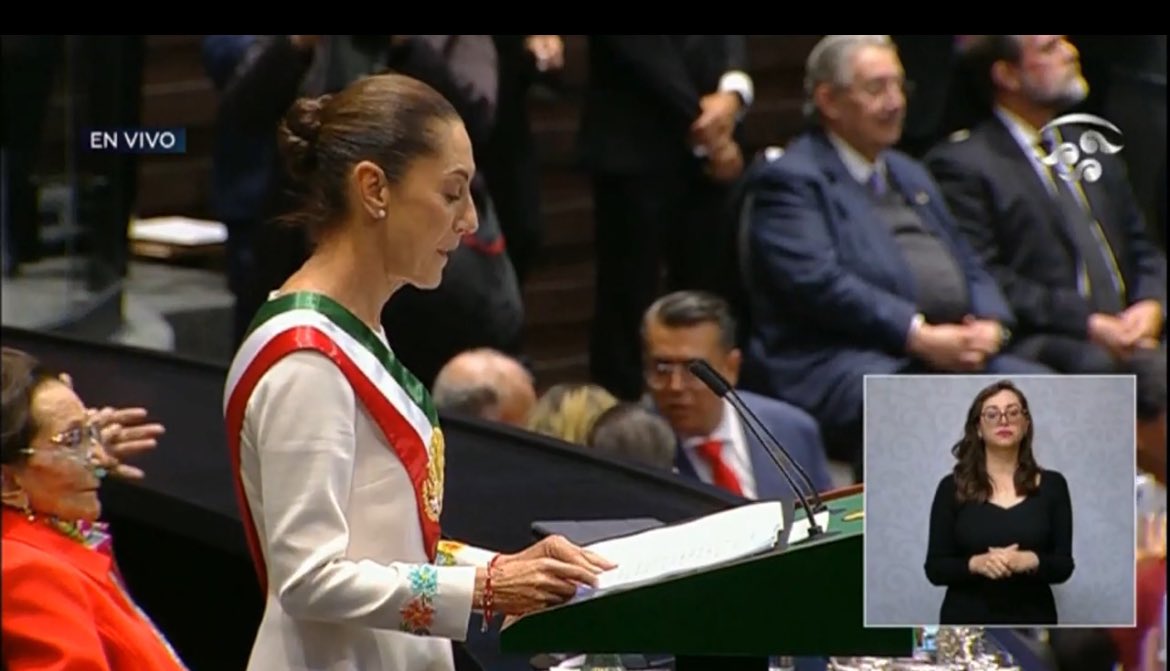 oliviazeron's tweet photo. Y sí, se dice presidenta con “a” al final. 
Al igual que abogada, científica, soldada, doctora, maestra, ingeniera… “Solo lo que se nombra existe”.

Está pasando:
1 de octubre de 2024, por primera vez una mujer llega a la presidencia de México 🇲🇽 
#TomaDeProtesta https://t.co/Cw0SdvMjAs