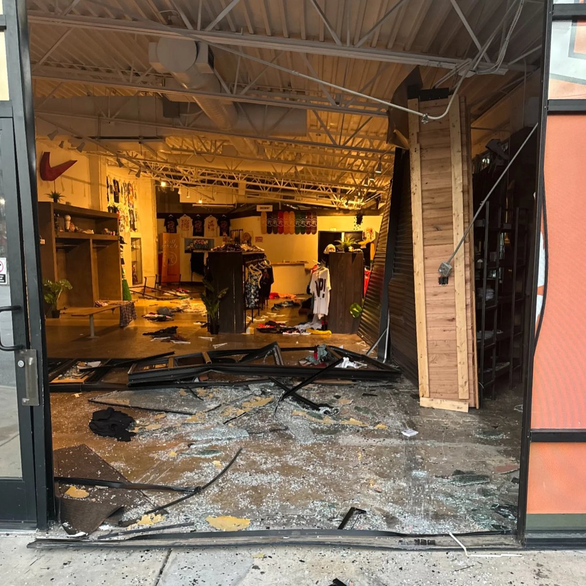 ComplexSneakers's tweet photo. Over $100,000 Worth of Items Stolen from Atlanta Consignment Store

Full Circle ATL was targeted in an alleged smash-and-grab robbery.

https://t.co/bcLJQBJ9bb
