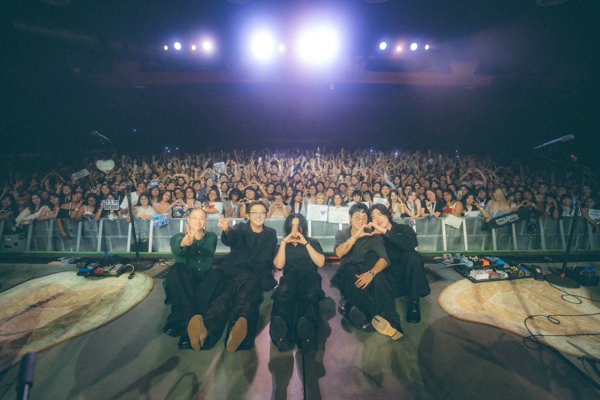 wave_to_earth's tweet image. Phoenix, you were hotter than the weather 🔥