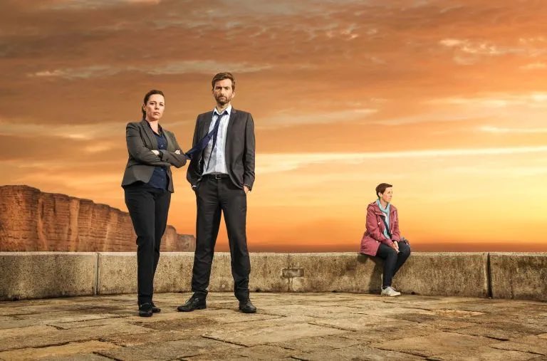 SaveRedlandLibr's tweet photo. 9pm TODAY on #ITV3
From 2017, s3 Eps 7 & 8 of #Crime #Drama๐บ #Broadchurch directed by #PaulAndrewWilliams & written by #ChrisChibnall
๐#DavidTennant #OliviaColman #JodieWhittaker #AndrewBuchan #CharlotteBeaumont #JoeSims #CarolynPickles #GeorginaCampbell #LennyHenry https://t.co/Yj1SxRzoRv