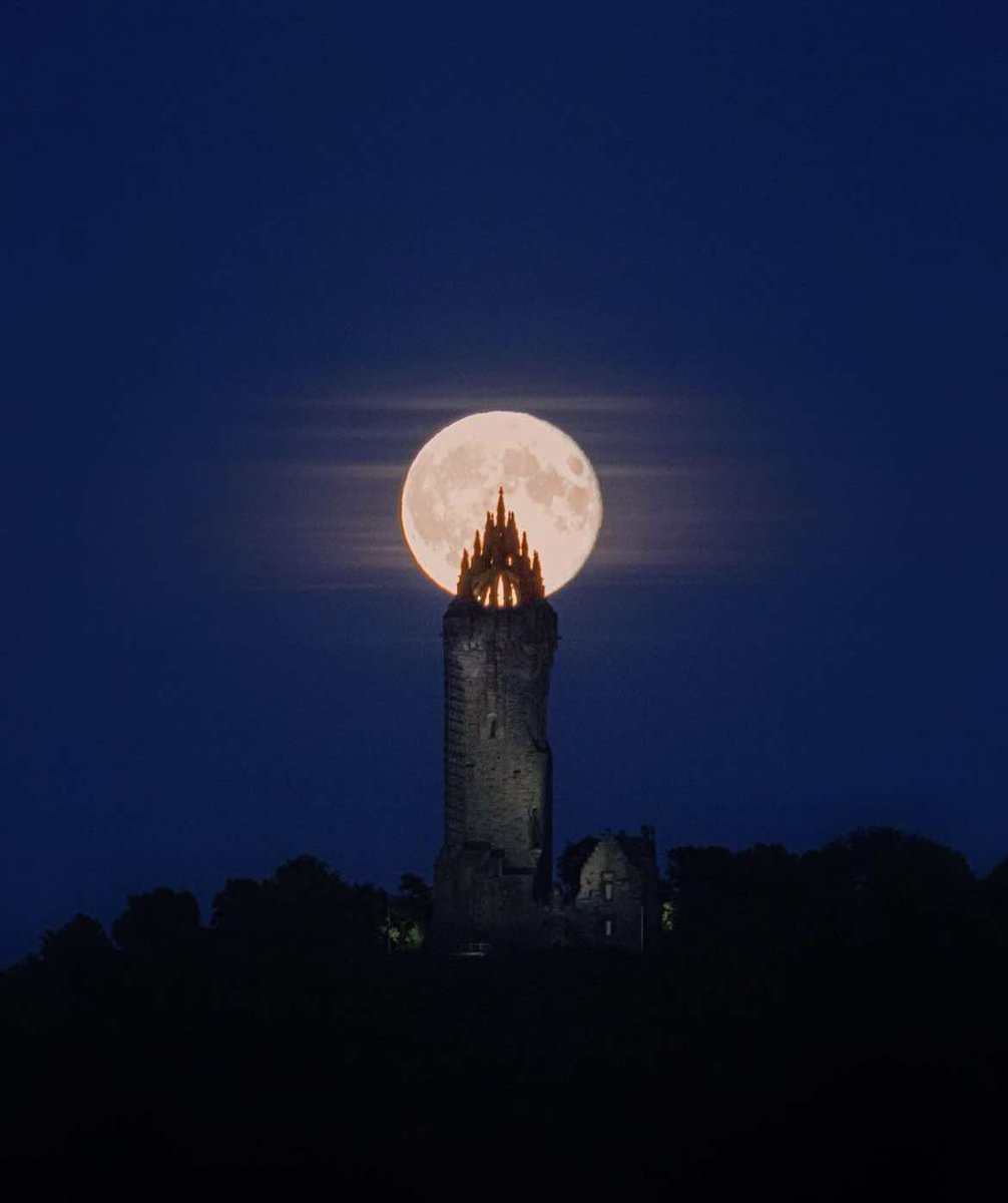 The Harvest Moon casting a golden glow over the iconic National Wallace Monument 🏴󠁧󠁢󠁳󠁣󠁴󠁿. IG/dvdmkl #VisitScotland