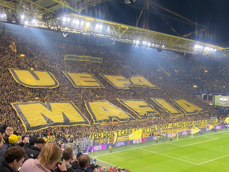 « 𝐔𝐄𝐅𝐀 𝐌𝐀𝐅𝐈𝐀 » 💥

Le gros message des supporters de Dortmund. 💛🖤