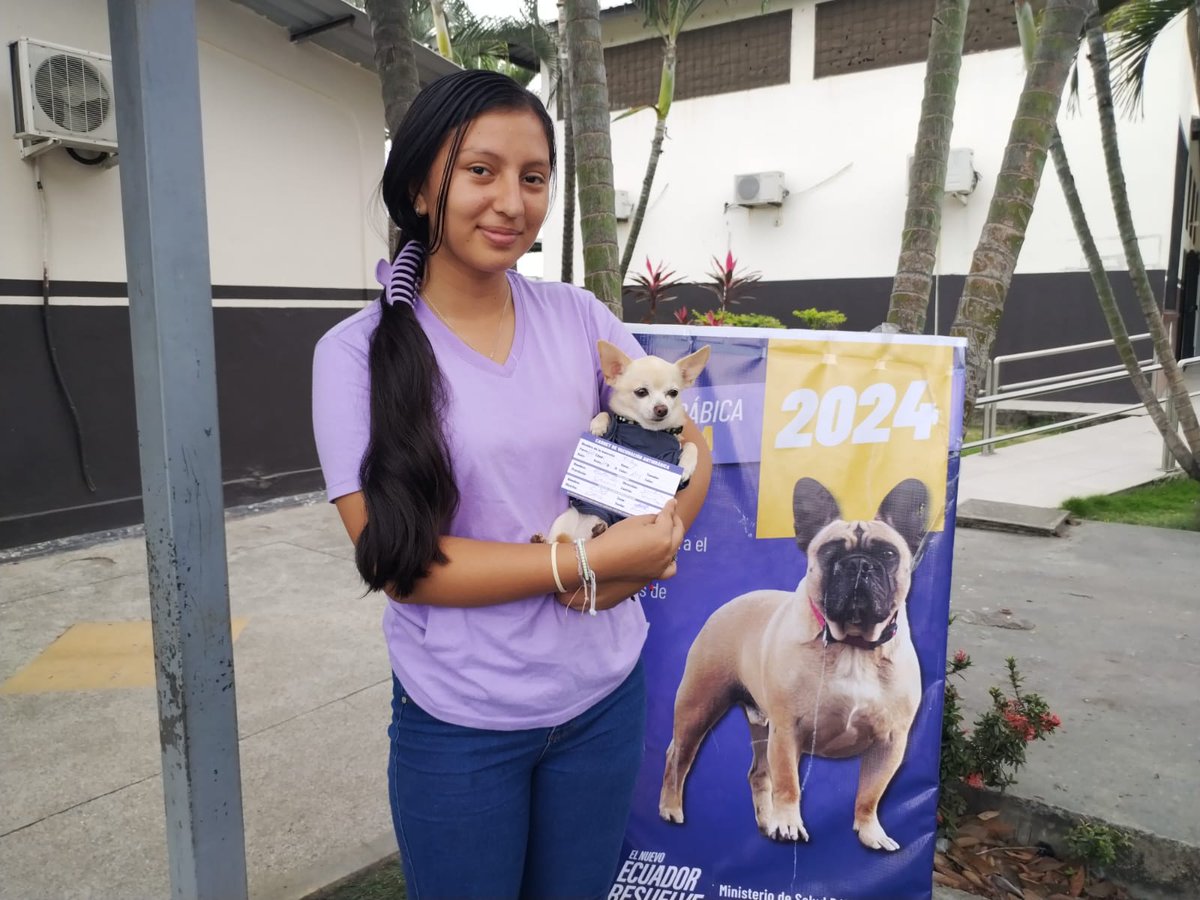 Salud_Guayas's tweet photo. "Me siento muy feliz, gracias por proteger la salud de nuestras mascotas con la vacunación contra la rabia canina y felina"🐶🐱💉comentó Bianca Cedeño del Cantón #Samborondón
 #VacunaATuMascota https://t.co/tgGEyCV9Wi