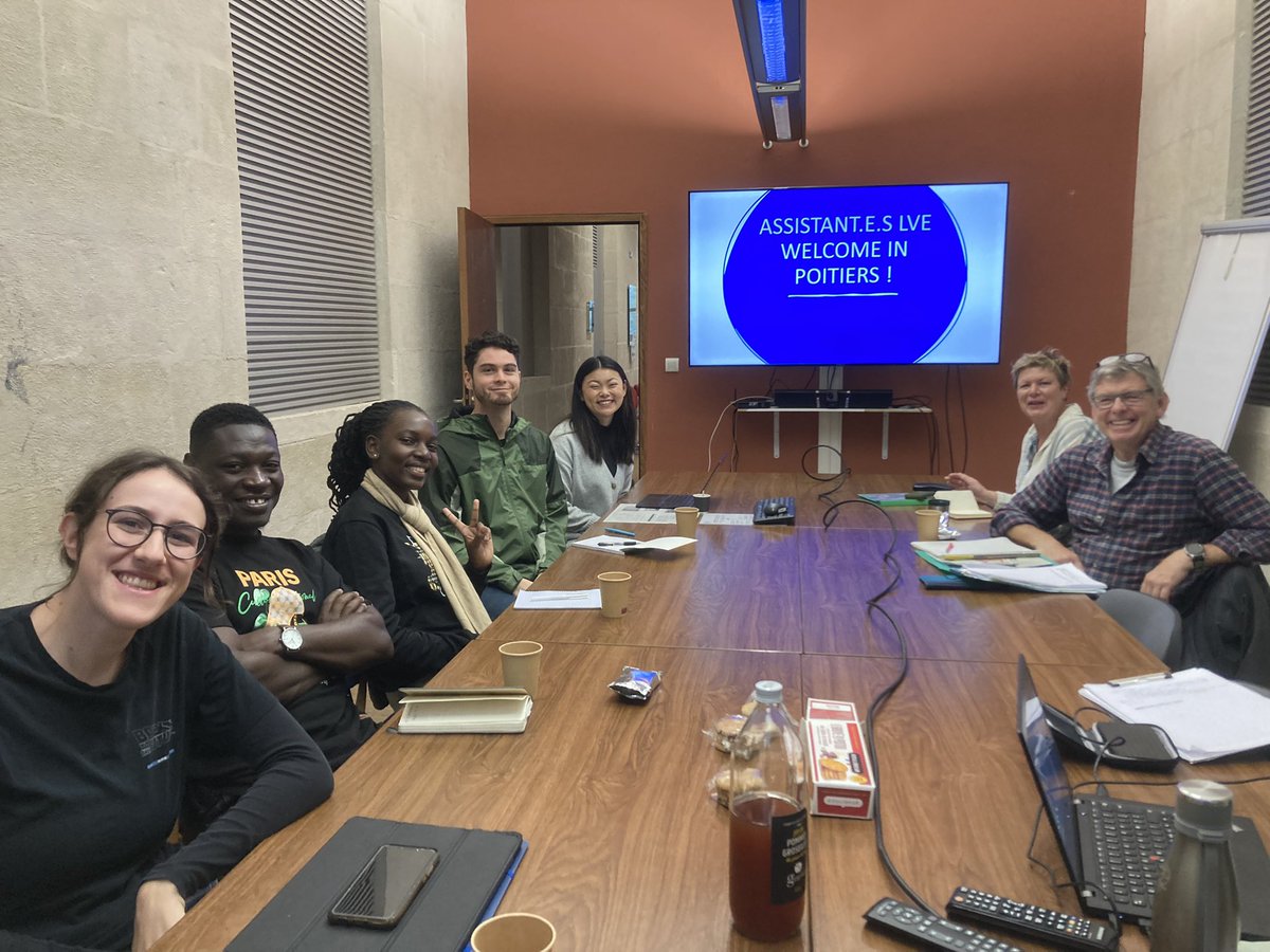 Accueil et formation de notre nouvelle équipe d’assistants LVE 🇬🇧🇺🇸🇰🇪🇬🇭🇩🇪 pour accompagner nos écoles et notre réseau #Anglaisrenforcé, bienvenue à eux ! <a href="/Ch_Martinet86/">Charline Martinet</a> <a href="/barbararich86/">Barbara Richard</a> <a href="/BalluPauline/">Ballu Pauline</a> <a href="/DSDEN86/">DSDEN de la VIENNE</a>