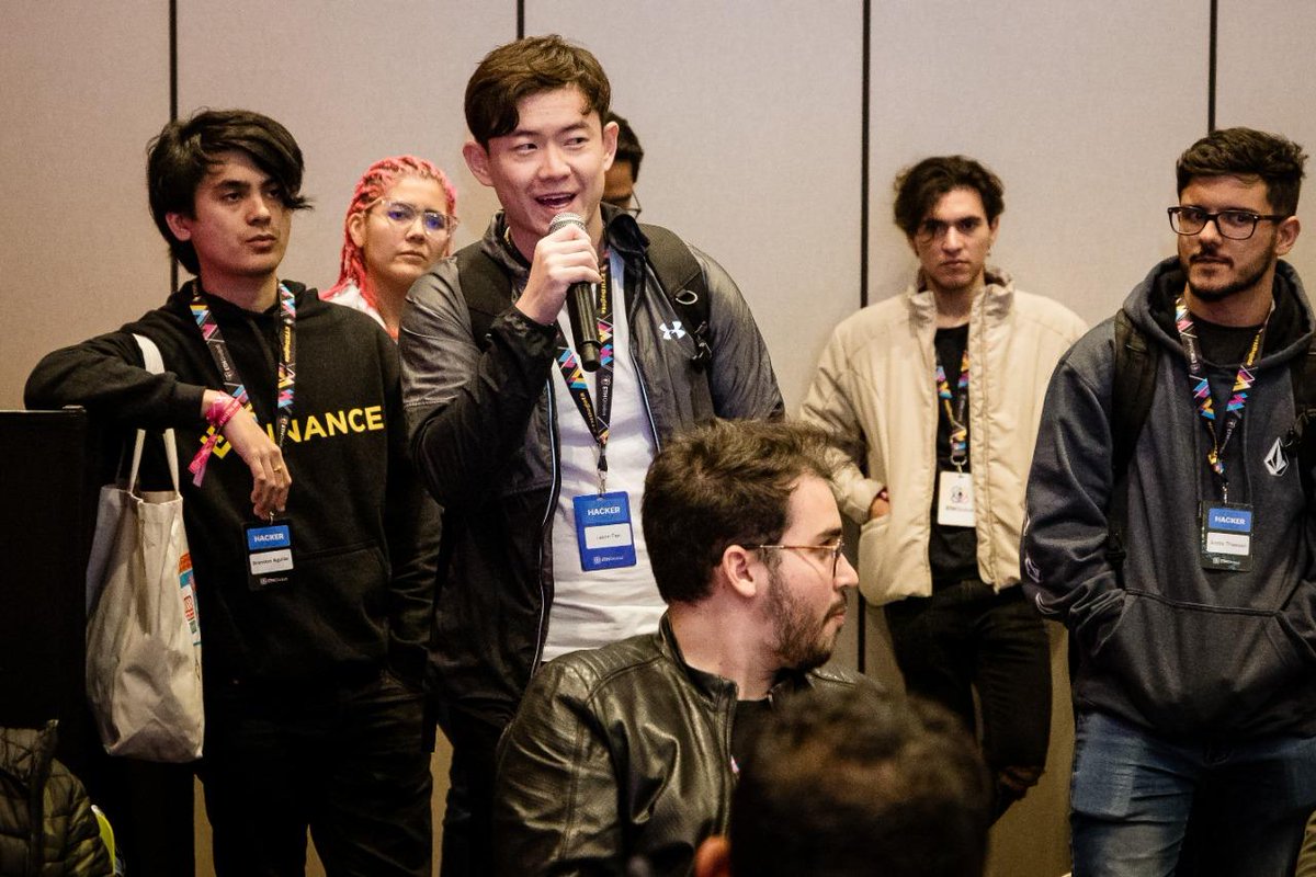 Esta foto olvidada por dios de hace dos años dónde salgo con mi primer cryptoFren el <a href="/0xPasho/">pasho</a> es un tesoro de mis inicios cuando yo no era yoSoyDev aún. Que tesoro desenterraste mi pasho.