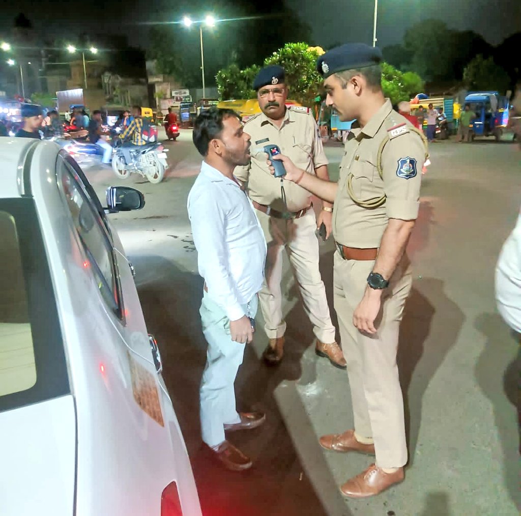 અમદાવાદ શહેર પોલીસ દ્વારા સમગ્ર શહેરમાં  વિવિધ વિસ્તારોમાં ગરબા સ્થળો અને ડાર્ક સ્પોટની નજીકના વિસ્તારોમાં બ્રેથલાઈઝર ચેકિંગ, પેટ્રોલિંગ હાથ  ધરવામાં આવ્યું

<a href="/sanghaviharsh/">Harsh Sanghavi</a> <a href="/GujaratPolice/">Gujarat Police</a> <a href="/dgpgujarat/">DGP Gujarat</a> 

#AhmedabadPolice