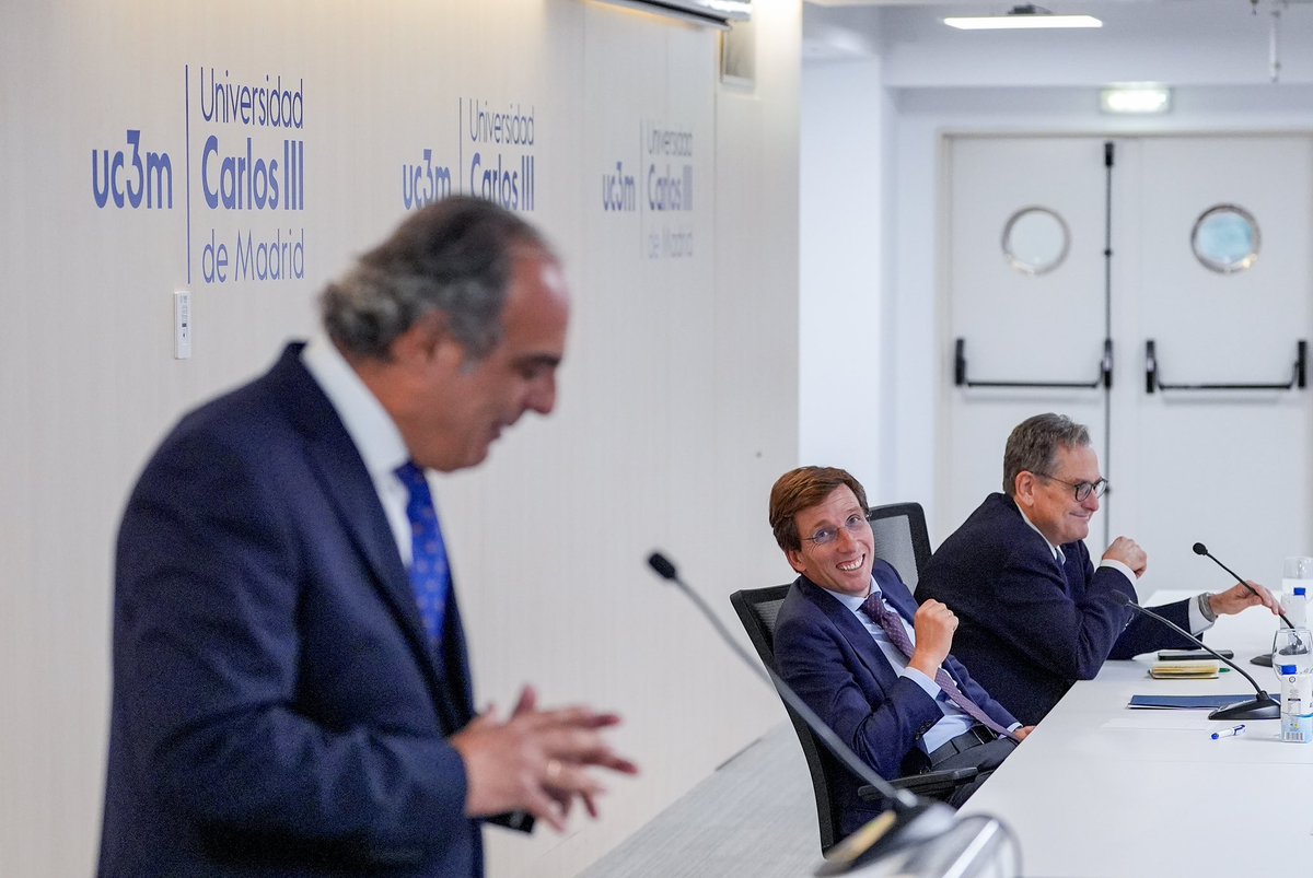 cginerp's tweet photo. Un bonito acto del Alcalde de Madrid con los alumnos del Master U en Asesoría Jurídica de Empresas de la Universidad Carlos III de Madrid y de su Escuela de Derecho.

Gracias Alcalde @AlmeidaPP_ 

Y gracias al director del coloquio @pacomarhuenda 

@master_uc3m @uc3m https://t.co/rGC4voJTJL