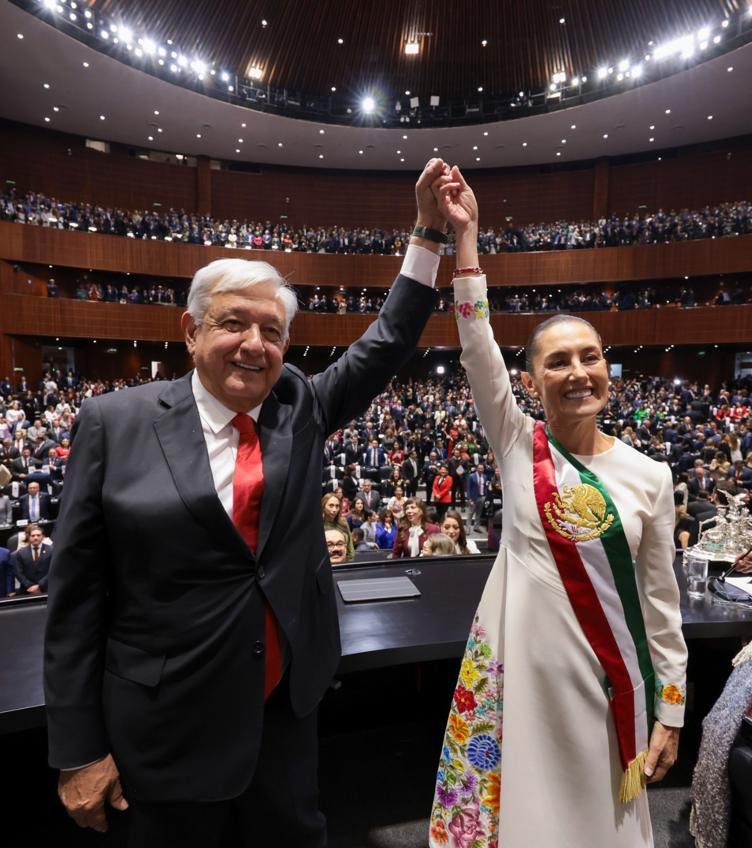 Mike_Oviedo's tweet image. Momento para la historia. 

Andrés Manuel López Obrador y Claudia Sheinbaum, presidenta de México.