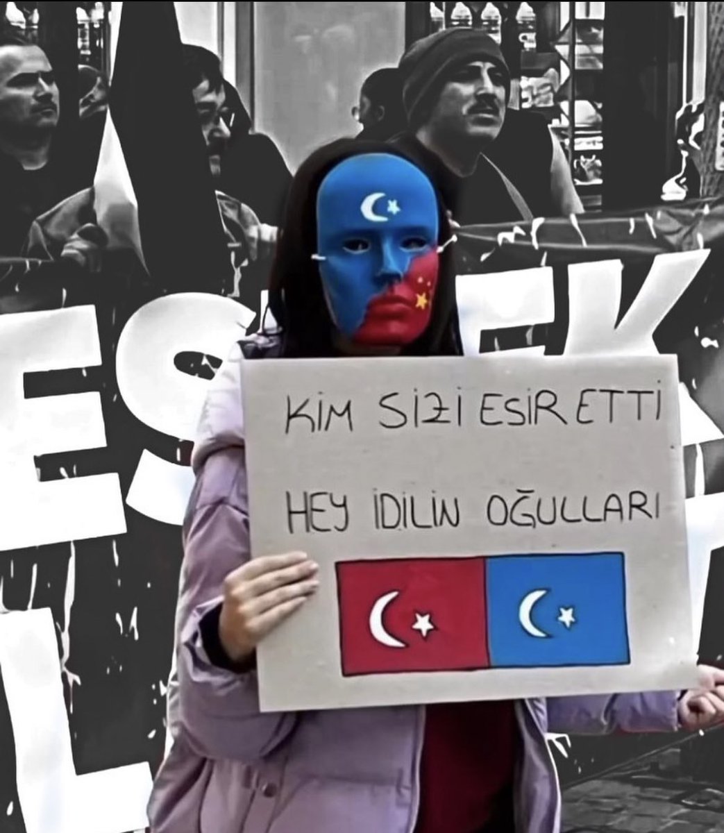 milliyetcikh's tweet photo. Soykırımın devam ettiği Doğu Türkistan’da 1 Ekim işgalinin yıl dönümü. Dinî, millî ve kültürel köklerinden kopartılmak istenen ve gözlerini açtığı andan itibaren “Sincanlı” olduğuna inandırılmaya çalışılan bir tutsaklar ülkesi Doğu Türkistan…

"KONUŞSANA MÜSLÜMAN NEDEN SESİN DUYULMUYOR? YOKSA UYGUR TÜRK DİYE ÜMMETTEN Mİ SAYILMIYOR? "