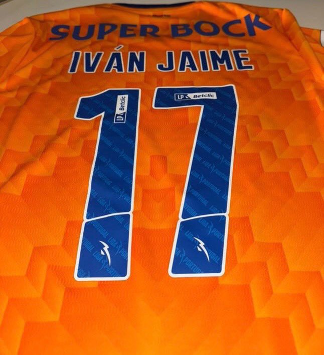 portista_fr's tweet photo. 🎁 JEU CONCOURS🎁

Gagne le maillot away du FC Porto 24/25, floqué “Ivan Jaime”!🧡

Pour cela : 
- Suis nous 👉🏼 @portista_fr 
- like et RT
- identifie ton ami portista pour avoir plus de chances

Bonne chance!🍀🐉💙 https://t.co/bx0Jx3qn4i