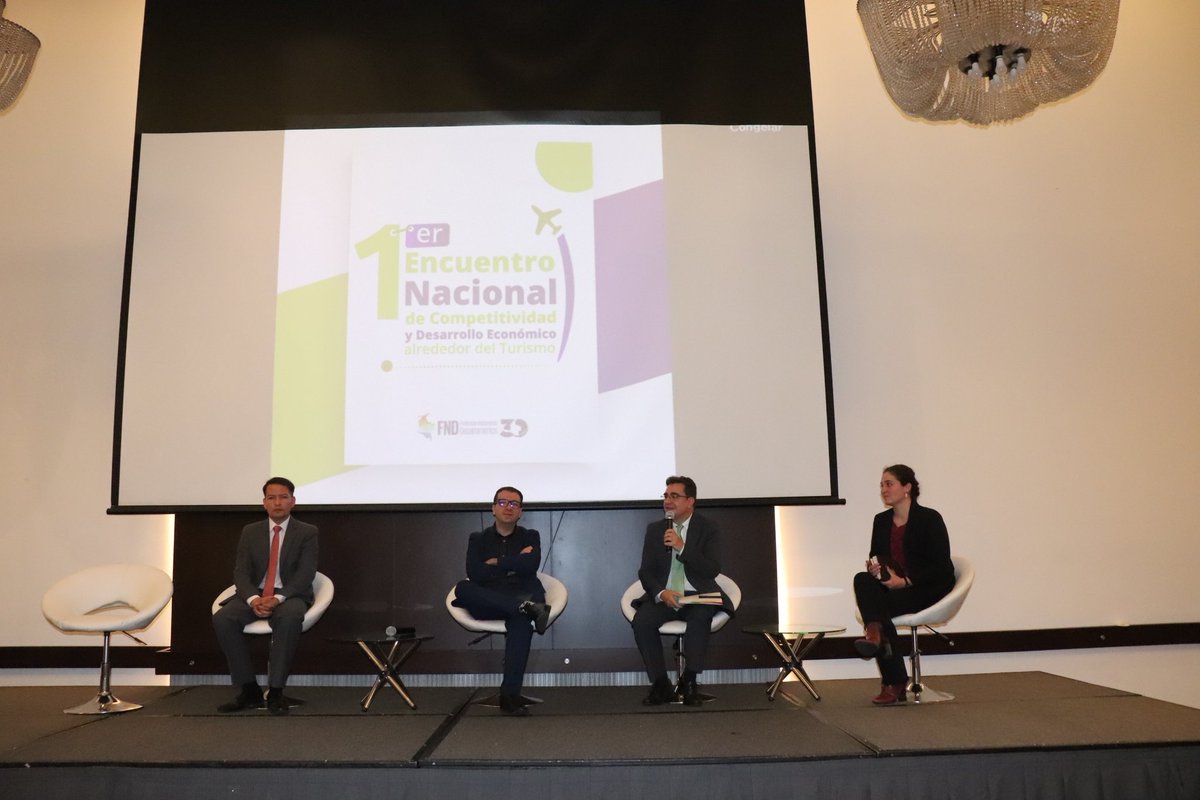 ColombiaCompite's tweet photo. ¿Para que sirve la #Competitividad en los departamentos? 🤔
Esto nos dice @dgomezco en el Encuentro Nacional de Competitividad y Desarrollo Económico de @FNDCol 🇨🇴
#CPCInforma #IDC https://t.co/4gw2U14UCI