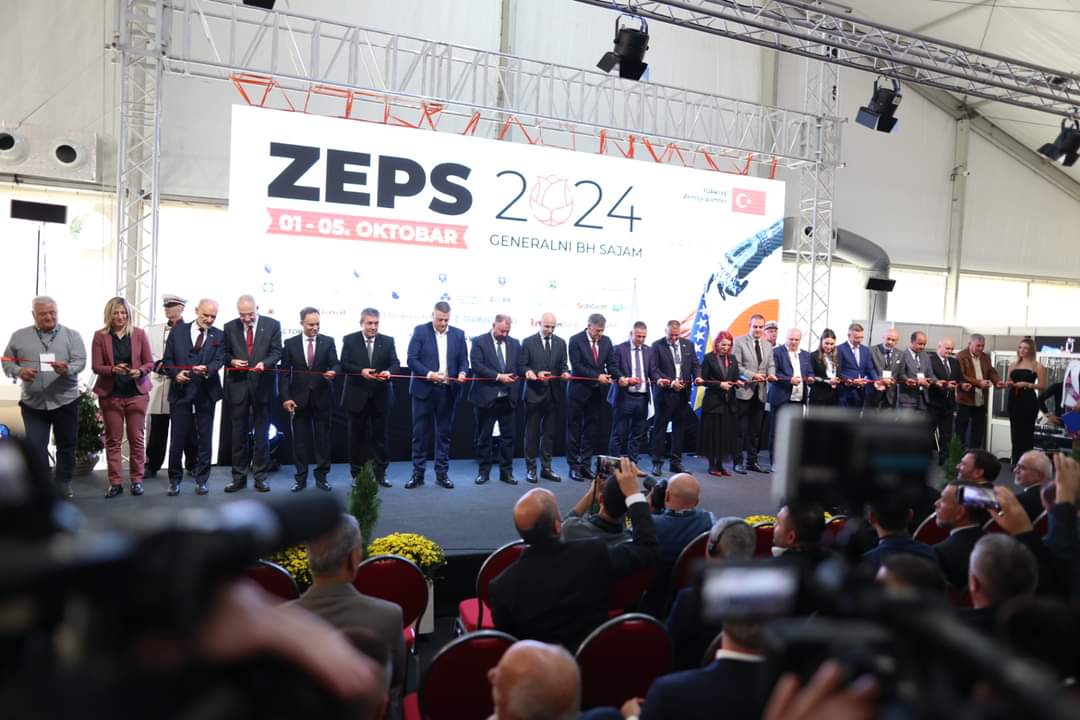 dinoselimovic's tweet photo. #Zenica je na spektakularan način vratila #ZEPS! Bila mi je velika čast obratiti se u ime @mfa_bih @DinoKonakovic na svečanosti otvaranja sajma #ZEPS2024. Cijenim da ZEPS - Zenički privredni sajam može biti ključna, pozitivna prekretnica za privredu Zenice, Zeničko-dobojskog kantona i cijele 🇧🇦 Bosne i Hercegovine.
Uz više od 400 izlagača iz cijelog svijeta, ZEPS se nakon pet godina vratio u modernijem formatu i povratio svoju ulogu platforme za inovacije i saradnju domaćih privrednika sa međunarodnim partnerima.
Lično sam se uvjerio da su organizatori, uz podršku brojnih domaćih i međunarodnih partnera, uložili napore kako bi ovaj sajam ponovo postao epicentar privrednih dešavanja u našoj zemlji i na tome im od srca svi trebamo čestitati.
Republiku 🇹🇷 Türkiye, koja je zemlja partner ovogodišnjeg ZEPS-a, predstavlja 35 kompanija. Vrijedi istaći i podsjećati na posebne pogodnosti koje privrednici iz Bosne i Hercegovine i Republike #Türkiye imaju na raspolaganju, kroz potpisani Ugovor o slobodnoj trgovini. Vrlo je zanimljivo primjetiti predstavljanje ponosa turske auto-industrije, električnog SUV-a marke @Togg2022.
Uloga Ministarstva vanjskih poslova Bosne i Hercegovine, kroz mrežu naših diplomatsko-konzularnih predstavništava i alate ekonomske diplomatije je da zajedno radimo na promociji i na jačanju naše privrede.
Ministar vanjskih poslova Bosne i Hercegovine Elmedin Konaković i naš cijeli tim je uvjeren kako zajedničkim radom trebamo i možemo otvoriti nove mogućnosti za našu ekonomiju, otvoriti nova tržišta za dobre i kvalitetne proizvode i usluge iz Bosne i Hercegovine, privući direktne strane investicije u sve dijelove Bosne i Hercegovine, otvoriti nova, kvalitetnija i #bolje plaćena radna mjesta i kreirati bolje uslove za sve naše građane, a posebno mlade, koje želimo vidjeti kako svoju budućnost grade u svojoj zemlji.
Hvala organizatorima i svim partnerima, sponzorima i izlagačima koji su dio ovogodišnjeg ZEPS-a.
P.S. Svima koji se bave bilo kakvim biznisom toplo preporučujem da posjete ovogodišnji sajam ZEPS u Zenici.
