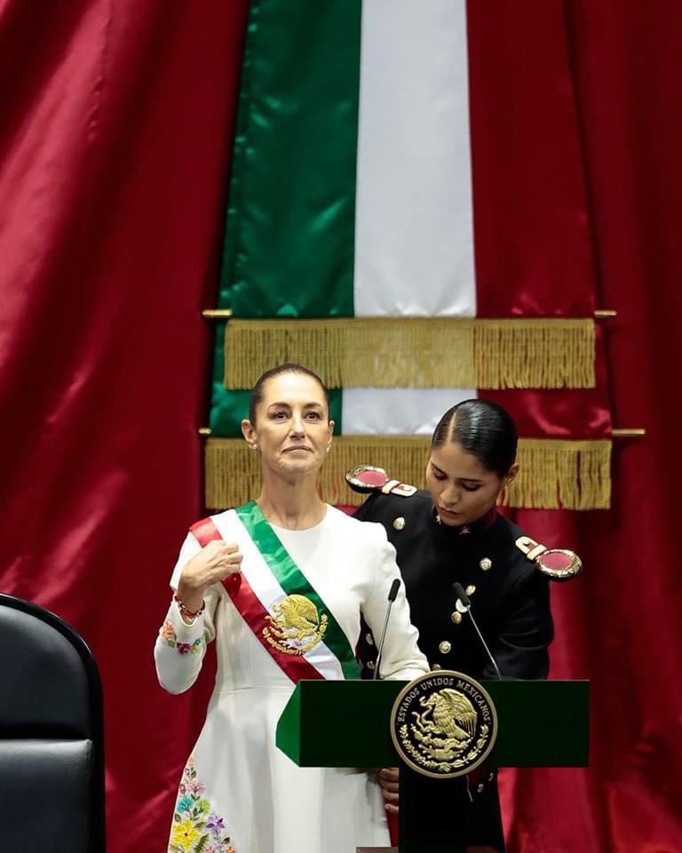 ¡México hace historia!

La doctora <a href="/Claudiashein/">Claudia Sheinbaum Pardo</a> ha tomado protesta como la primera Presidenta de México, marcando un nuevo capítulo en la política de nuestro país. 

Un gran paso hacia la igualdad de género y la representación. 

¡Que este sea el comienzo de un México más justo