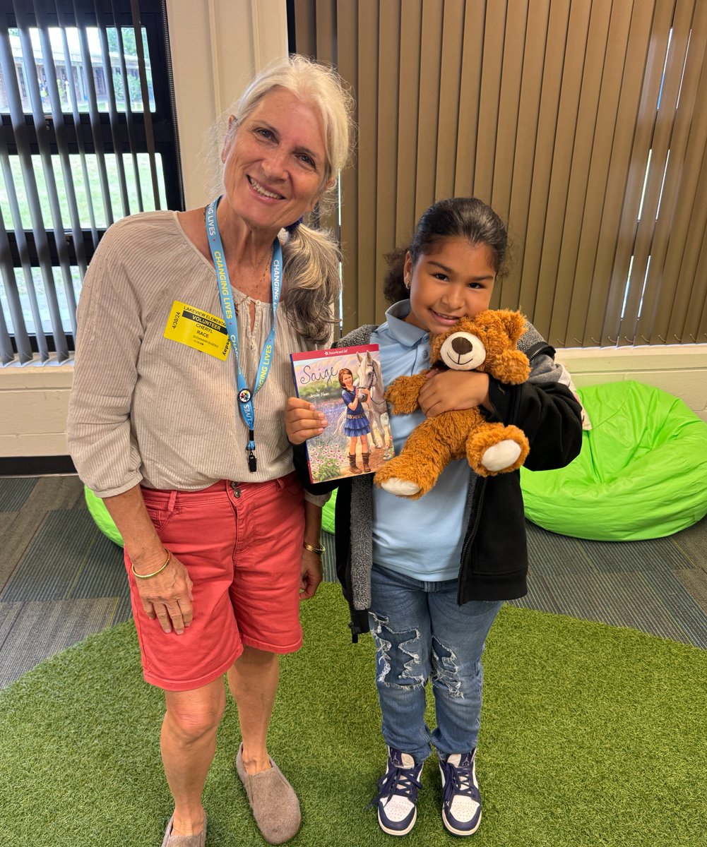 EdFoundationOsc's tweet photo. 📚✨ Celebrate National Book Month with our Bookmark Buddies program! Volunteers are helping young readers build literacy skills and a lifelong love for books. Together, we’re opening doors to brighter futures! Want to make a difference? Become a Bookmark Buddy today! 🙌 https://t.co/n9Dc9O7ATN