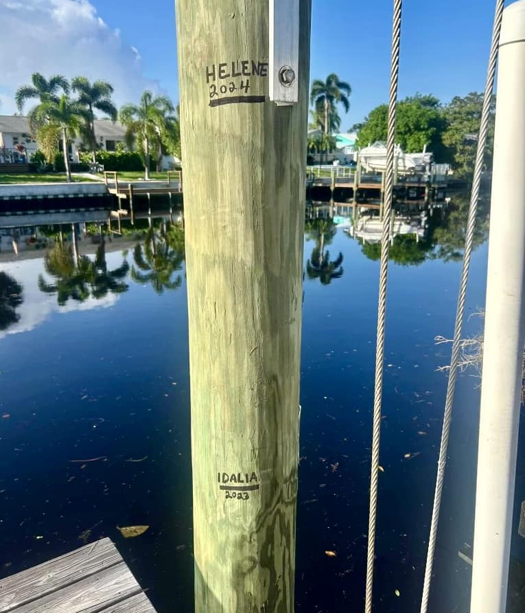 This is a great illustration of the difference in storm surge height between “Idalia” and “#Helene”. Helene’s surge set records along our west coast and in many cases broke the previous record set just one year ago by Idalia! 📷 Michael Volpitta Bay Crest Park on Old Tampa Bay.