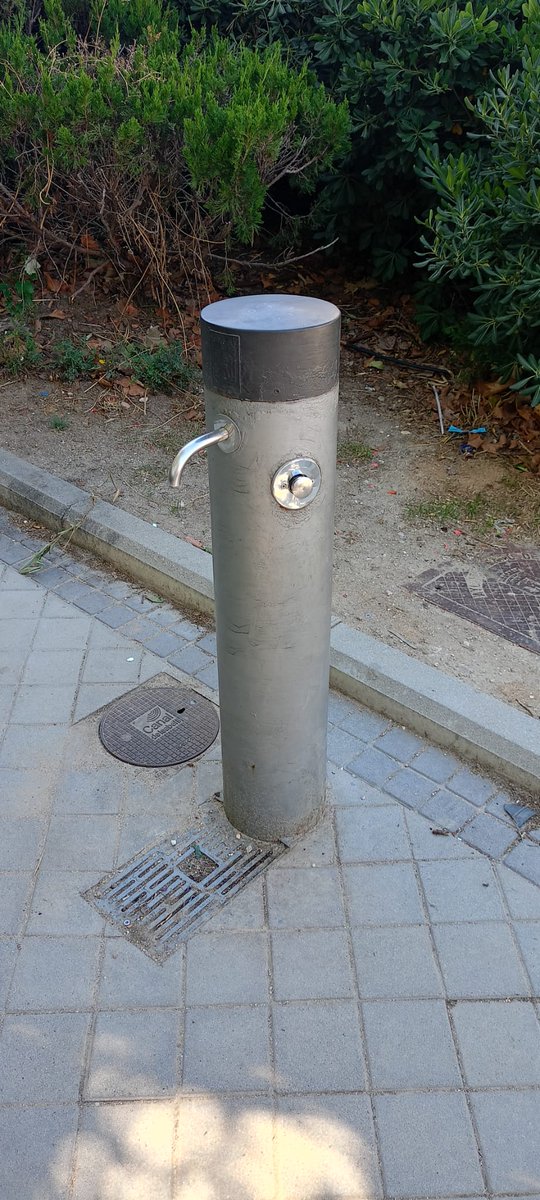 Hola <a href="/Lineamadrid/">Línea Madrid</a> y <a href="/JMDHortaleza/">Distrito Hortaleza</a> 👋🏼

La fuente del Jardín Rubén Caravaca, en la calle Manizales, está cerrada.

Solicitamos su apertura para que podamos regar las plantas que hemos puesto en los macetones del parque 🌱