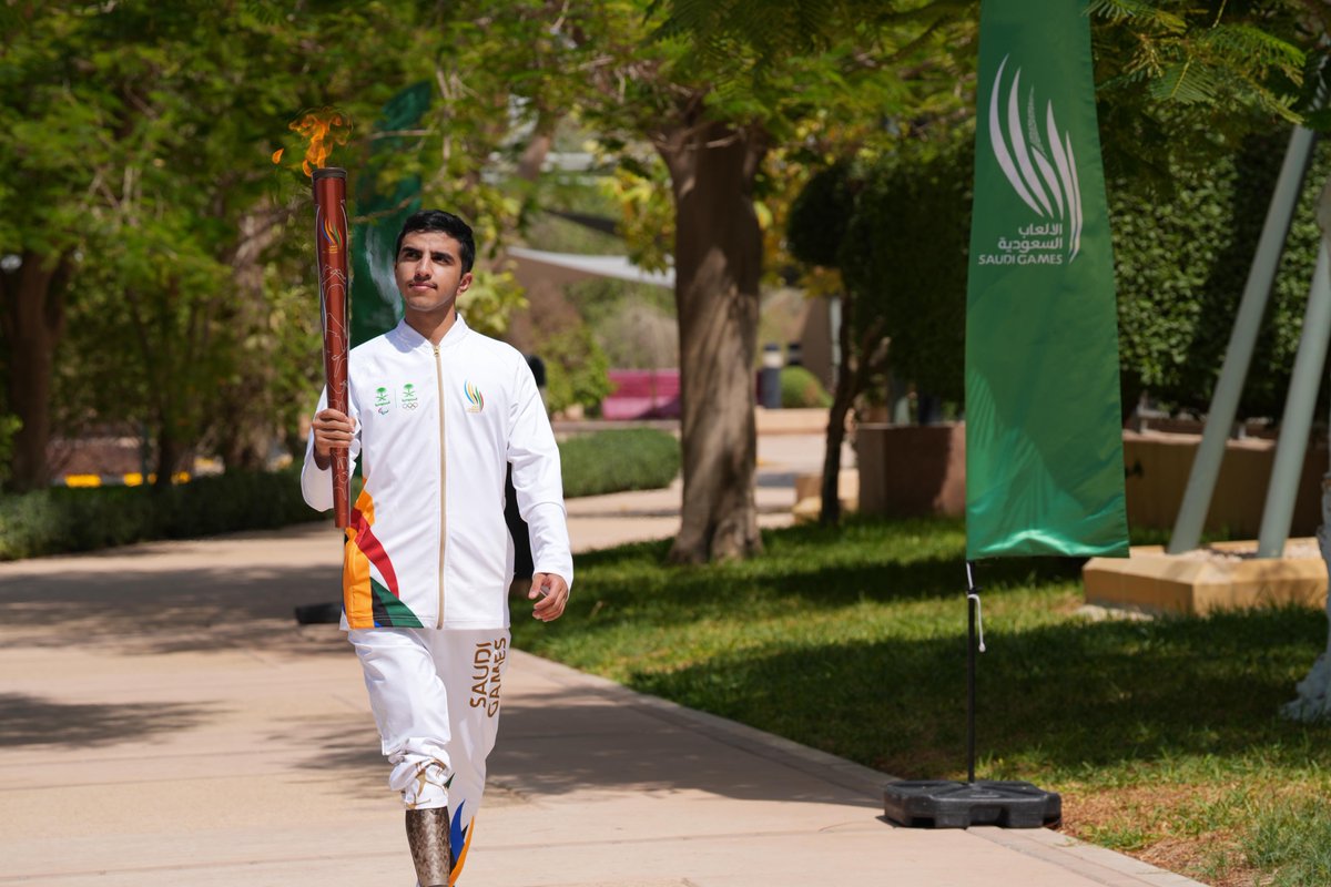 TheSaudiGames's tweet photo. أ.د. نايف بن عابد الزارع مدير عام التعليم بمنطقة الرياض، يتسلم الشعلة من علي ناصر الناصر بطل الملاكمة التايلندية البارالمبية وصاحب ذهبية في دورة الألعاب العالمية القتالية 2023 وفي بطولة العالم باليونان 2024 🥊🔥

📍مدارس الملك فيصل 
#دورة_الألعاب_السعودية 2024
#بيننا_أبطال 💪

Prof. Dr. Nayef bin Abed Al-Zaraa  Director General of Education in Riyadh, receives the torch from Ali Nasser Al-Nasser, Paralympic Muay Thai champion and gold medalist at the 2023 World Combat Games and the 2024 World Championship in Greece 🥊🔥

📍King Faisal Schools 
#SaudiGames 2024
 #ChampionsAmongstUs 💪