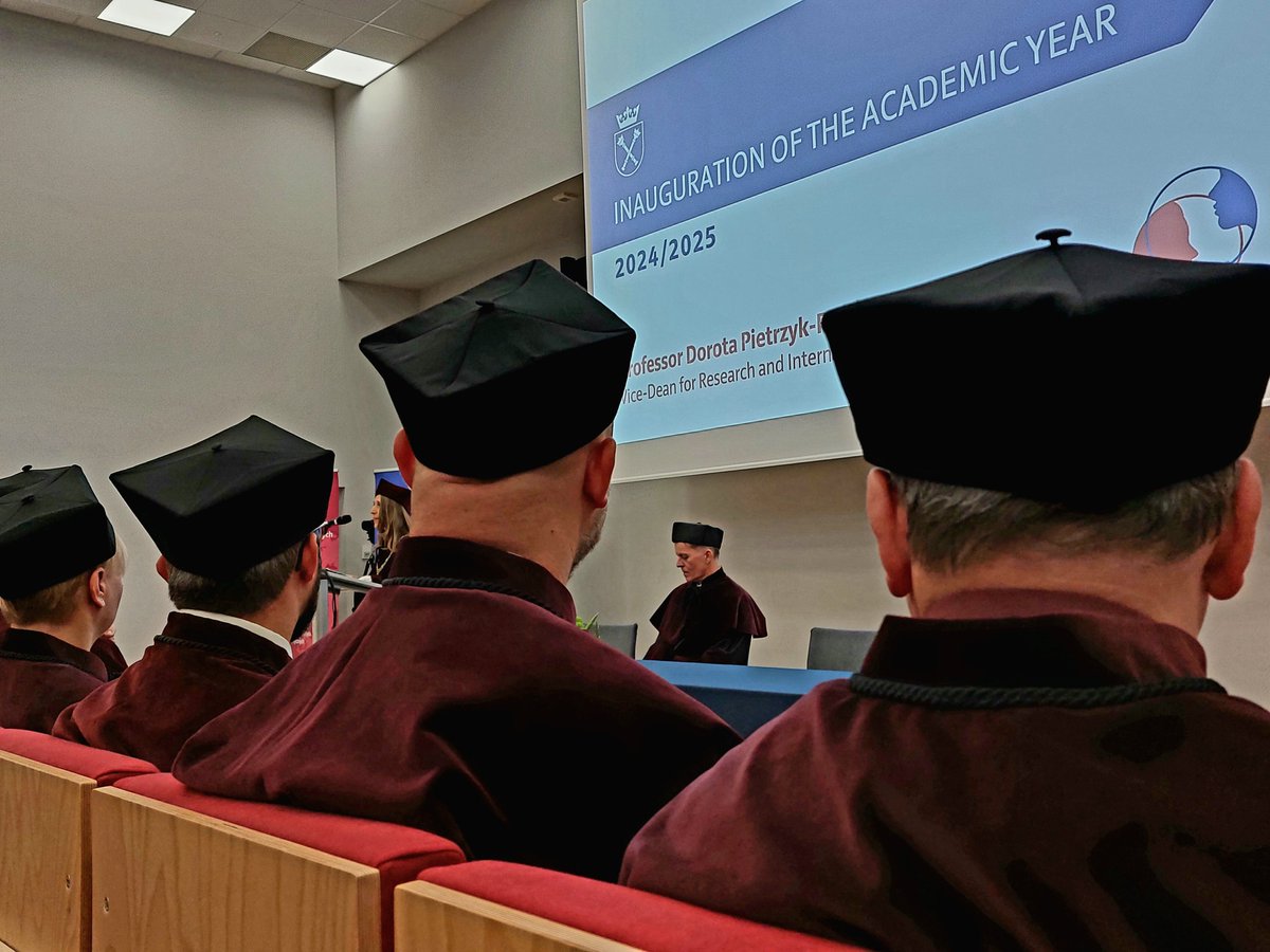 Tomasz Pugacewicz (@t_pugacewicz) on Twitter photo How dramatically has my Faculty of Intern and Political Studies at <a href="/JagiellonskiUni/">Uniwersytet Jagielloński</a> changed: 20 y ago, only a few foreigners studied MA in International Relations, today 30% of students are foreigners (1,000 out of 3,500) & we organize a separate inauguration for them in English. How dramatically has my Faculty of Intern and Political Studies at <a href="/JagiellonskiUni/">Uniwersytet Jagielloński</a> changed: 20 y ago, only a few foreigners studied MA in International Relations, today 30% of students are foreigners (1,000 out of 3,500) & we organize a separate inauguration for them in English.